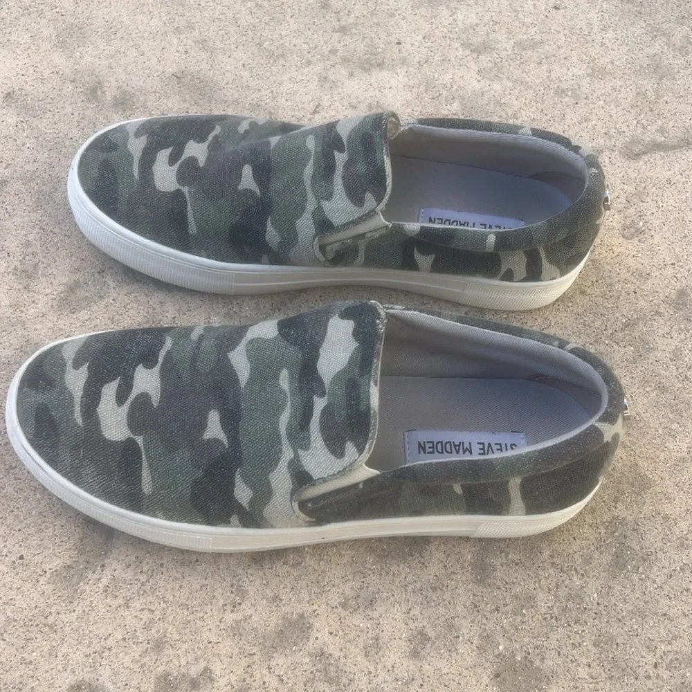 Steve Madden Gills Green Camo Slip on Sneaker Women's Size 7.5